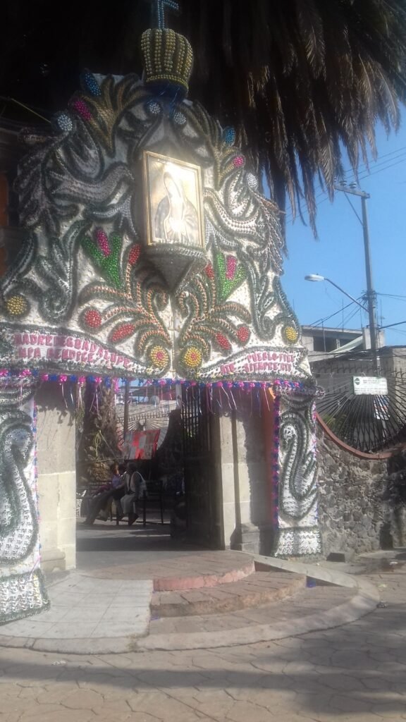Fachada con retablo de semillas del Templo de Santa Anita