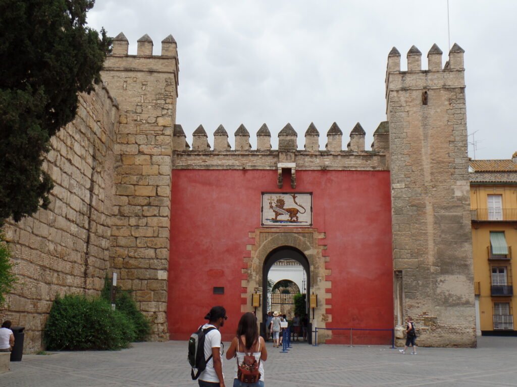 Fachada del acceso principal al Alcázar de Sevilla