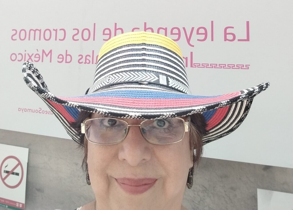 Carmen con sombrero #SigueElSombrero #FollowtheHat